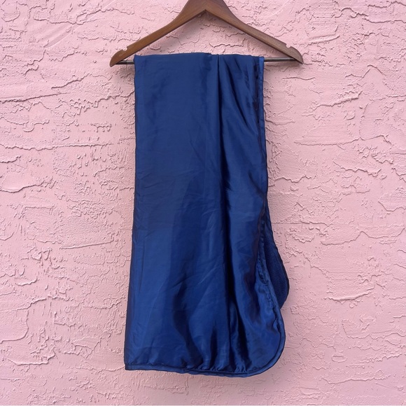 Brookstone Spa Travel Blanket Blue Reversible Satin - Picture 6 of 6